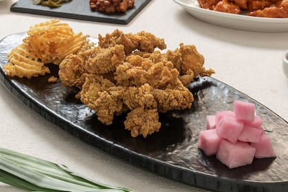 Pollo súper crocante acompañado por cubos de nabo.