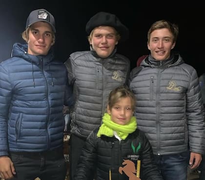 Los cuatro hermanos Castagnola: Camilo, Benicio, Bartolomé (h.) y Lola