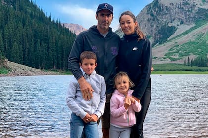 Juan Martín Nero y Josefina, con Lorenzo e Isabel, sus hijos mayores, en Aspen