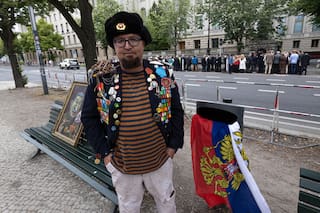 Polonia arresta a un sospechoso por el asesinato de un artista ruso crítico de Putin