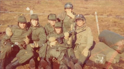 Poltronieri (derecha) junto algunos de sus compañeros del Regimiento 6 de Mercedes