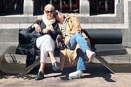 Pomi Baker junto a su nieta Delfina Rossi, hija de Zoraida Awada y sobrina de Juliana.