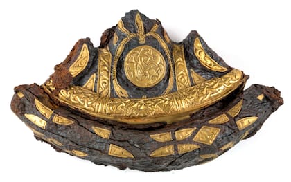 Pomo de espada vikinga con láminas de oro