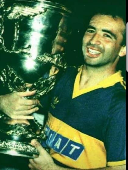 Ponce sonríe con la camiseta de Boca y abrazando la Supercopa 89