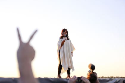 Poncho blanco de oveja, en La Pampa