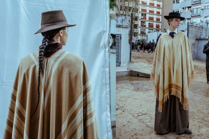 Poncho inglés realizado en algodón e importante rapacejo del mismo material. Este poncho forma parte del inventario de piezas que se comercializaban en las Tierras del Plata desde comienzos del siglo XIX. Los ponchos ingleses de algodón muchas veces se inspiraron en diseños artesanales copiando modelos catamarqueños. También se realizaron en telares locales a partir del ingreso en 1556 de las primeras semillas de algodón que meses más tarde permitió ampliar la producción llegando a tener tal importancia que reemplazaría en ciertas ocasiones a la propia moneda.