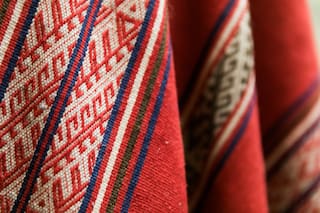 El poncho, una raíz visible que nos conecta con el suelo
