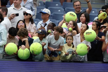 Ponele la firma: los fans esperan el autógrafo de Aryna Sabalenka