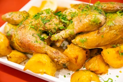 "Ponemos el pollo una noche en salmuera, luego hacemos una mezcla de especias simples, ajo y perejil; con eso pintamos el pollo mientras lo cocinamos a más de 250ºC. Y antes de servirlo, al regenerarlo en el horno Rational, lo terminamos con una manteca especial"