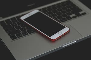 Poner el celular en modo silencioso es para muchas personas una forma de mostrar atención y respeto hacia los otros (imagen ilustrativa)