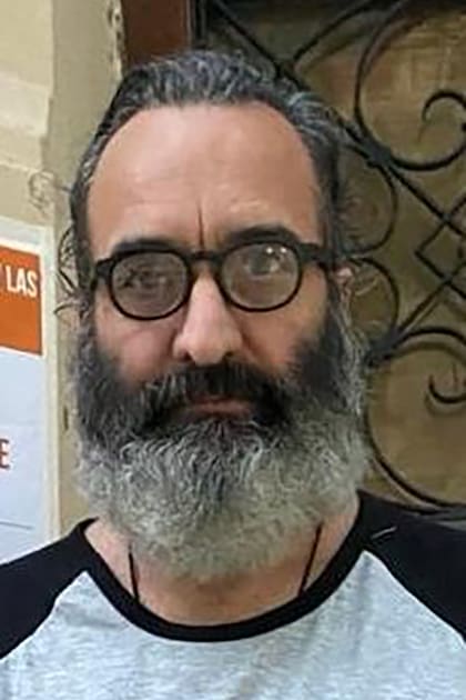 "Poner límites te enfrenta con los chicos, con las familias y con las autoridades", plantea Rodrigo González, profesor de cuatro escuelas técnicas