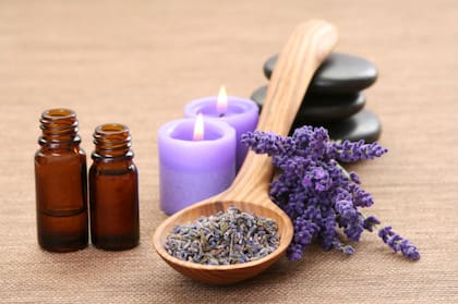 Poner unas gotas de aceite esencial en distintos puntos del auto ayuda a mantener un olor rico y natural.