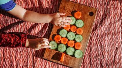 Ponerse creativo con la forma de preparar y servir las verduras puede aumentar el entusiasmo de los niños por consumirlas