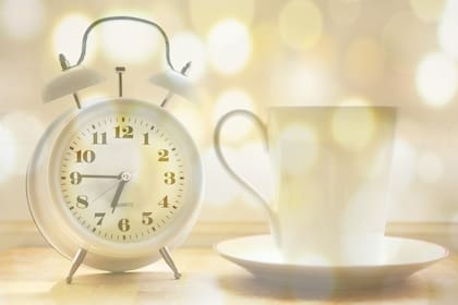 Ponerse horarios fijos para ir a dormir y levantarse para respetarlos incluso los fines de semana