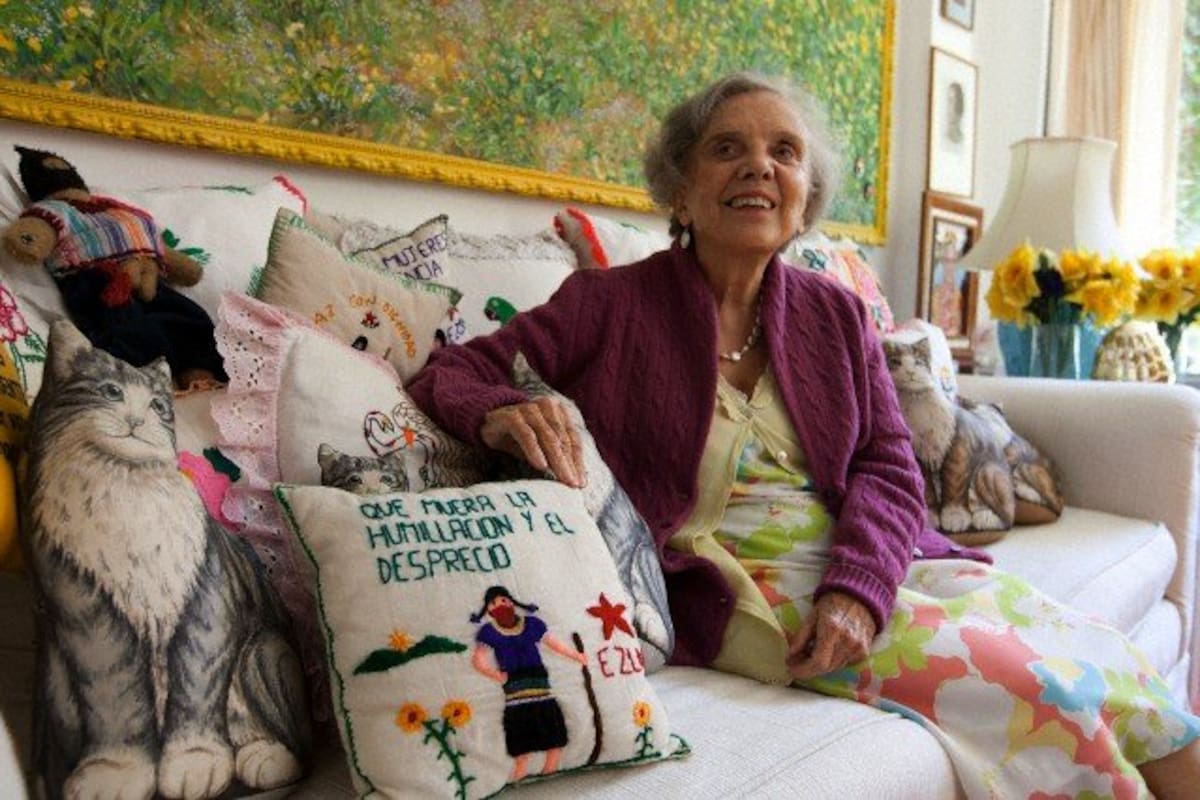 Poniatowska en su casa de la ciudad de México, en febrero de 2011. "En México es muy difícil permanecer fuera de la vida política", opina la autora