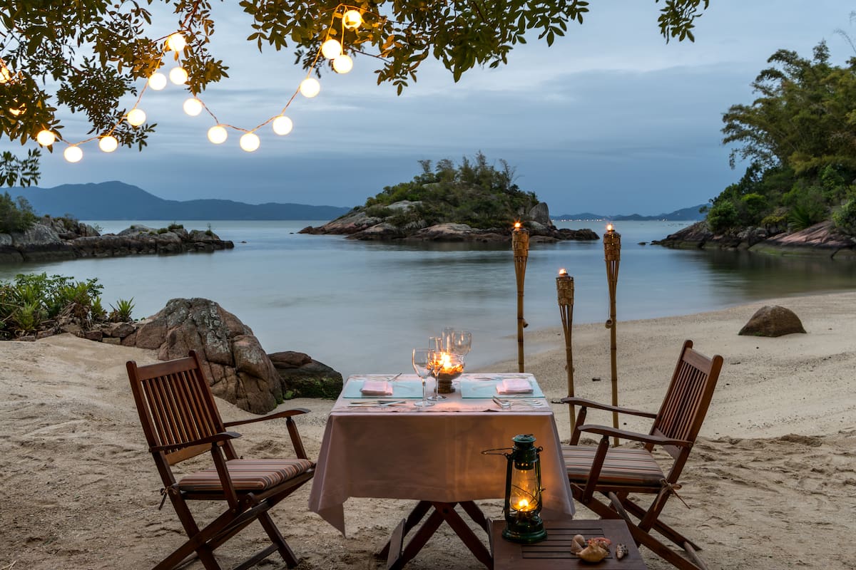 Ponta dos Ganchos ofrece a sus huéspedes la posibilidad de una comida privada en la que los comensales están solos con la playa para ellos.