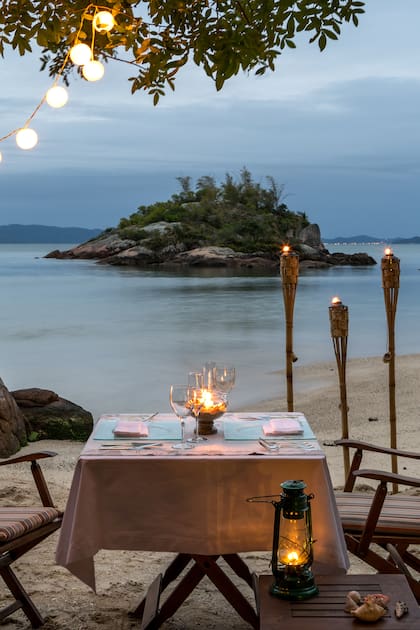 Ponta dos Ganchos ofrece a sus huéspedes la posibilidad de una comida privada en la que los comensales están solos con la playa para ellos.
