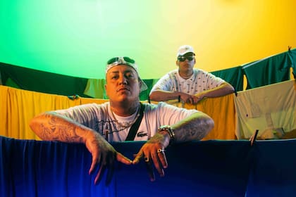Ponte Perro junto al cantante Kaleb Di Masi
en su videoclip "Gafita y Chomba" (Foto: GOAT Records)