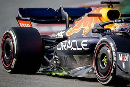 Pontones. Aquí la solución de Red Bull, largos y “en voladizo” respecto de la carrocería; ruedas carenadas