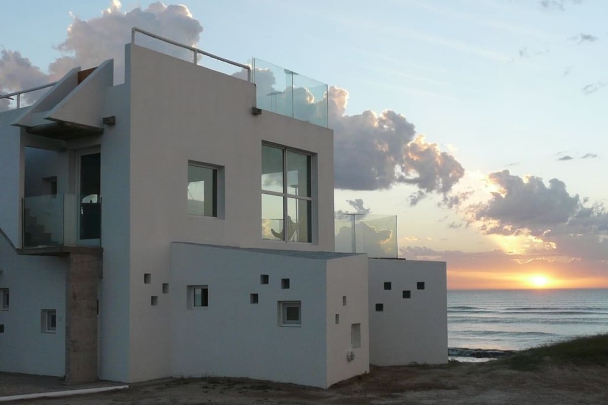 Pontporia House se ubica frente a las costas de Mar del Sud, a pocos kilómetros de la ciudad de Miramar