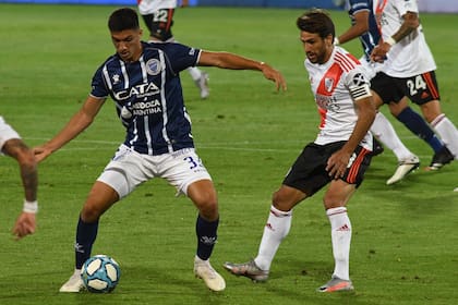 Ponzio jugó "a lo Palacios", pero al final retrocedió varios metros.
