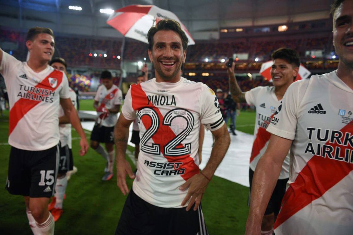 Ponzio, el gran capitán, y otra alegría para sumar a su palmarés dentro de la historia de River; en la imagen, con un recordatorio para Javier Pinola, ausente por lesión