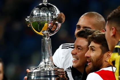 Gallardo, Maida y Ponzio, junto con la Copa Libertadores