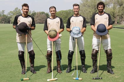 Ponzio posó con sus compañeros de La Zeta, Felipe Llorente, Alfonso Pieres y Gonzalo Deltour.
