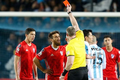 Ponzio ve la roja; fueron dos amarillas por fouls a Centurión y Saravia