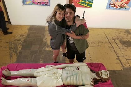 Pool y Marianela con su obra en Los Ángeles