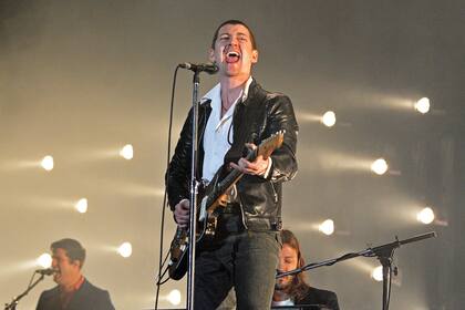 Pop barroco, elegancia y ciencia ficción: la banda de Sheffield se reconfigura con Alex Turner como un crooner de salón
