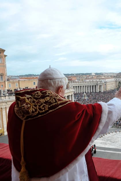 El Papa Benedicto XVI bendice a los fieles mientras dirige su Urbi et Orbi en el Vaticano