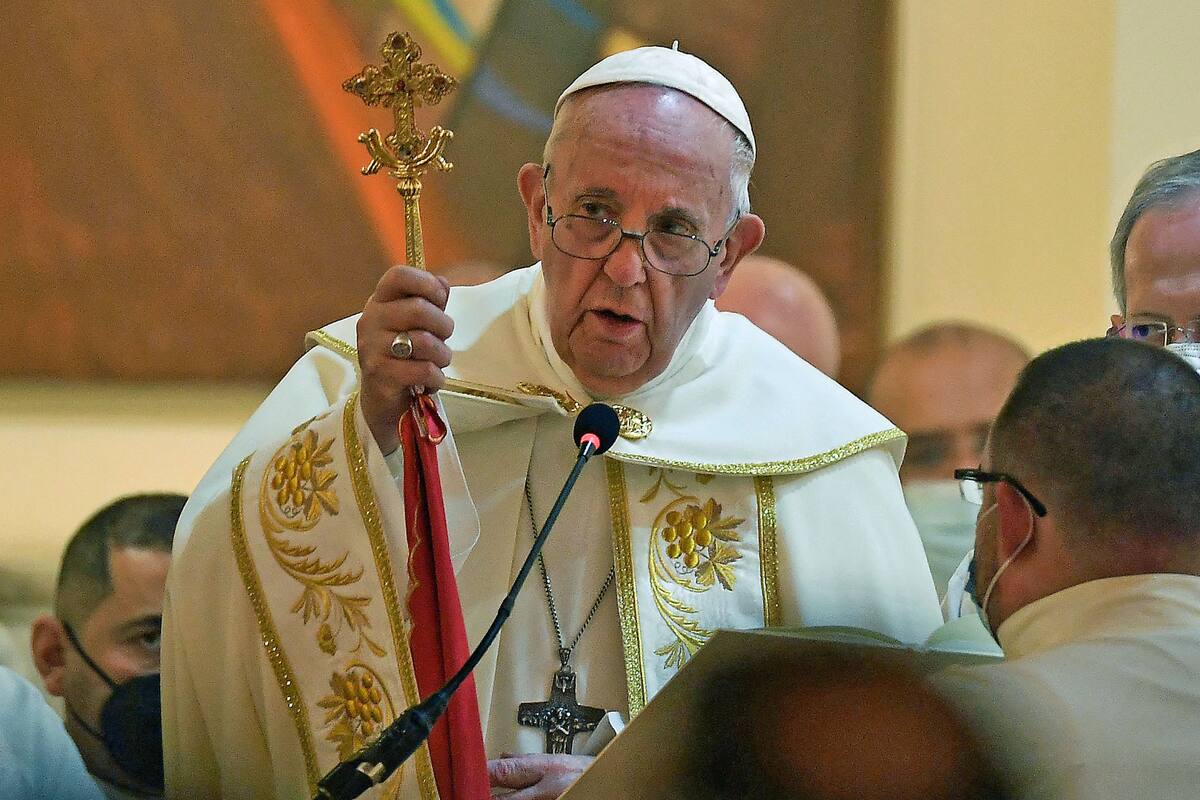 Pope Francis (C) blesses the congregation as he leads mass at Baghdad's Saint Joseph Cathedral on the second day of the first papal visit to Iraq on March 6, 2021. - Pope Francis made a plea for peace today, telling those gathered at an interreligious service in southern Iraq that he hoped the world would "journey from conflict to unity."