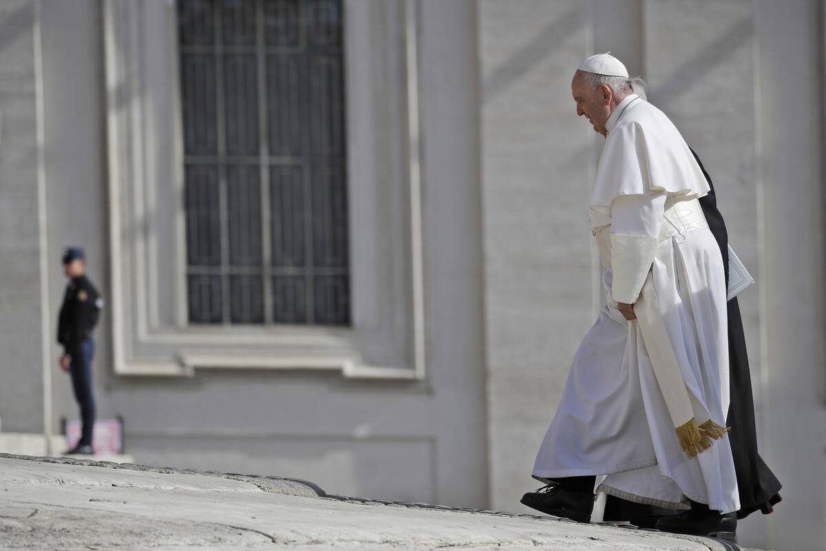 Pope Francis walks towards St. Peters Basilica at the start of for his weekly general audience, in St. Peters Square, at the Vatican, Wednesday, May 8, 2019. (AP Photo/Alessandra Tarantino). Papa Francisco; Vaticano