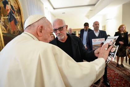 El Papa durante una reunión con familiares de israelíes secuestrados por Hamas, en el Vaticano