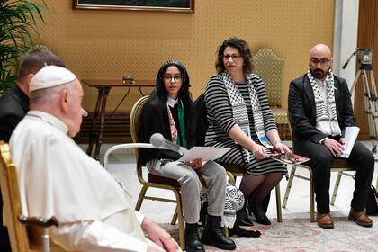 El papa Francisco, en su reunión con familiares de palestinos en Gaza.  (Divisione Produzione Fotografica / VATICAN MEDIA / AFP)