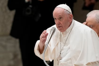 El papa Francisco entrega su bendición durante una audiencia con los participantes de una peregrinación de monaguillos de Francia, en el salón del Papa Pablo VI en el Vaticano, el viernes 26 de agosto de 2022