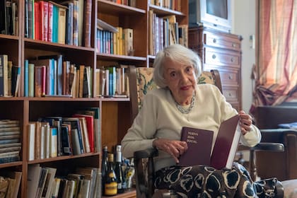 Poppi, en su casa de Retiro, con el último ejemplar de la Guía Social que editó: un libro de 380 páginas, de tapa bordó y letras doradas