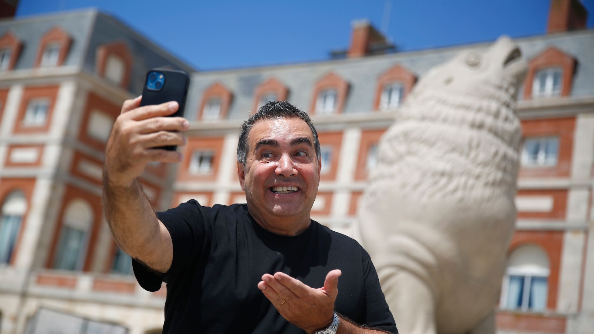 Popular y admirado por el público, su recorrido está vinculado al agradecido género de la comedia y el humor