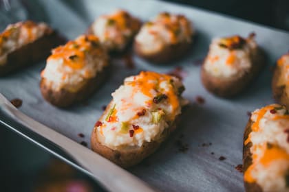 Popularizadas en un restaurante de comida rápida, las papas al plomo rellenas pueden realizarse en casa