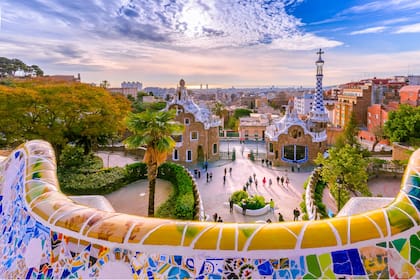 Por 300 euros se puede llegar a la ciudad de Gaudí, pero hay que leer la letra chica