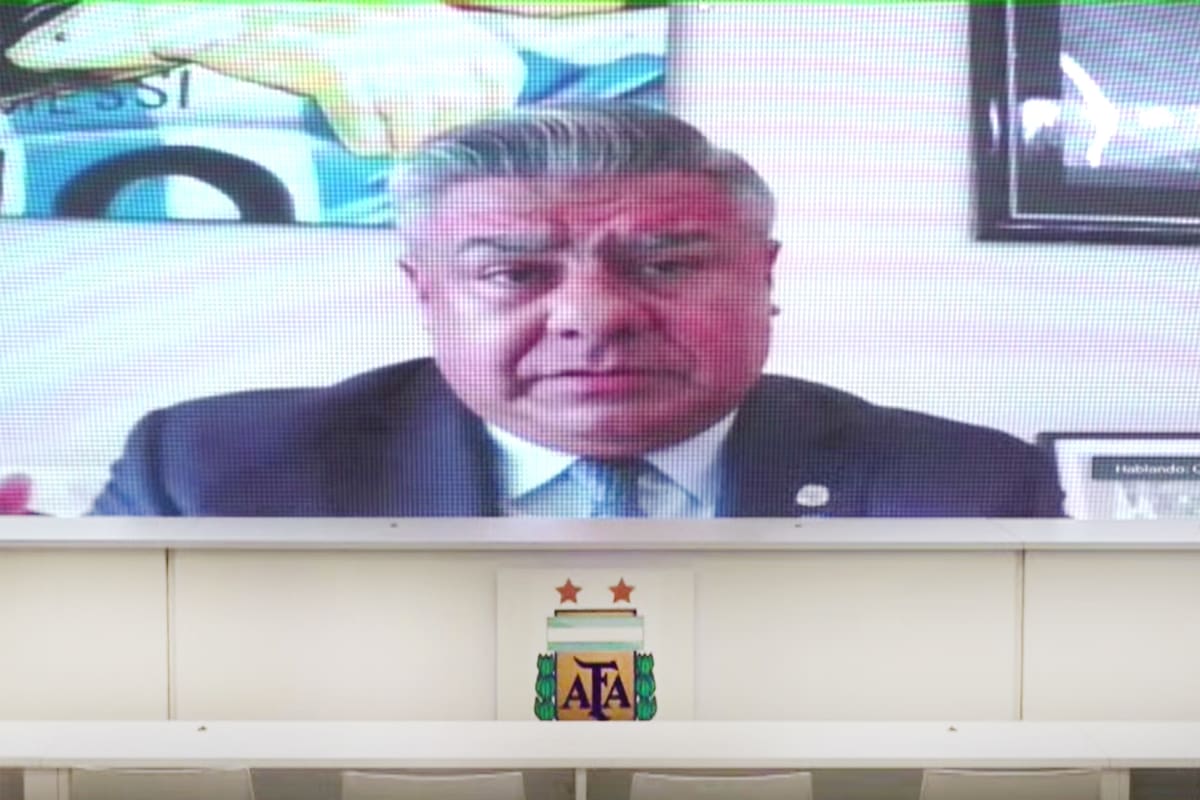 Por aclamación (y no por votación secreta), Claudio Tapia fue reelegido como presidente de la AFA hasta 2025. La Asamblea Extraordinaria se realizó en forma virtual con la presencia de los 43 delegados habilitados.