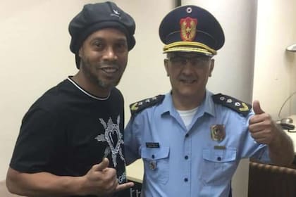 Por admiración que despierte aun en la policía paraguaya, Ronaldinho está detenido en Asunción.