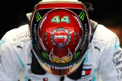 Por ahora, lo rojo en Hamilton es el casco; en 2021 podría ser también el buzo antiflama.