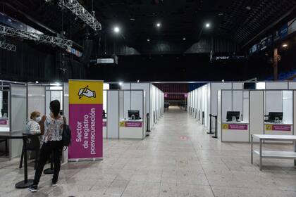Por al menos dos meses, desfilarán 40 personas por turno para aplicarse la vacuna en cada uno de los 40 cubículos instalados