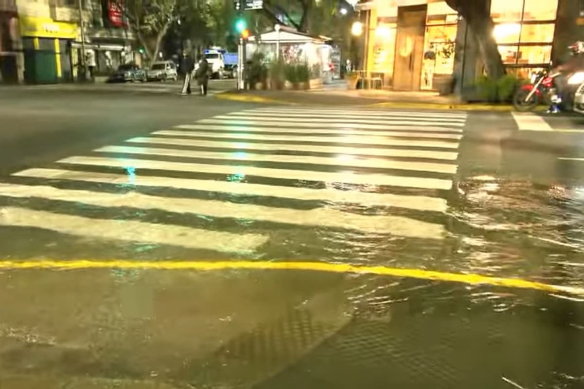 Por arreglos en caños de agua está inundada la zona de José María Moreno y Pedro Goyena en el barrio de Caballito