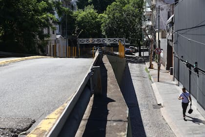 Por arriba, no pasa nadie; por abajo, las personas siguen moviéndose y utilizan los pasajes peatonales