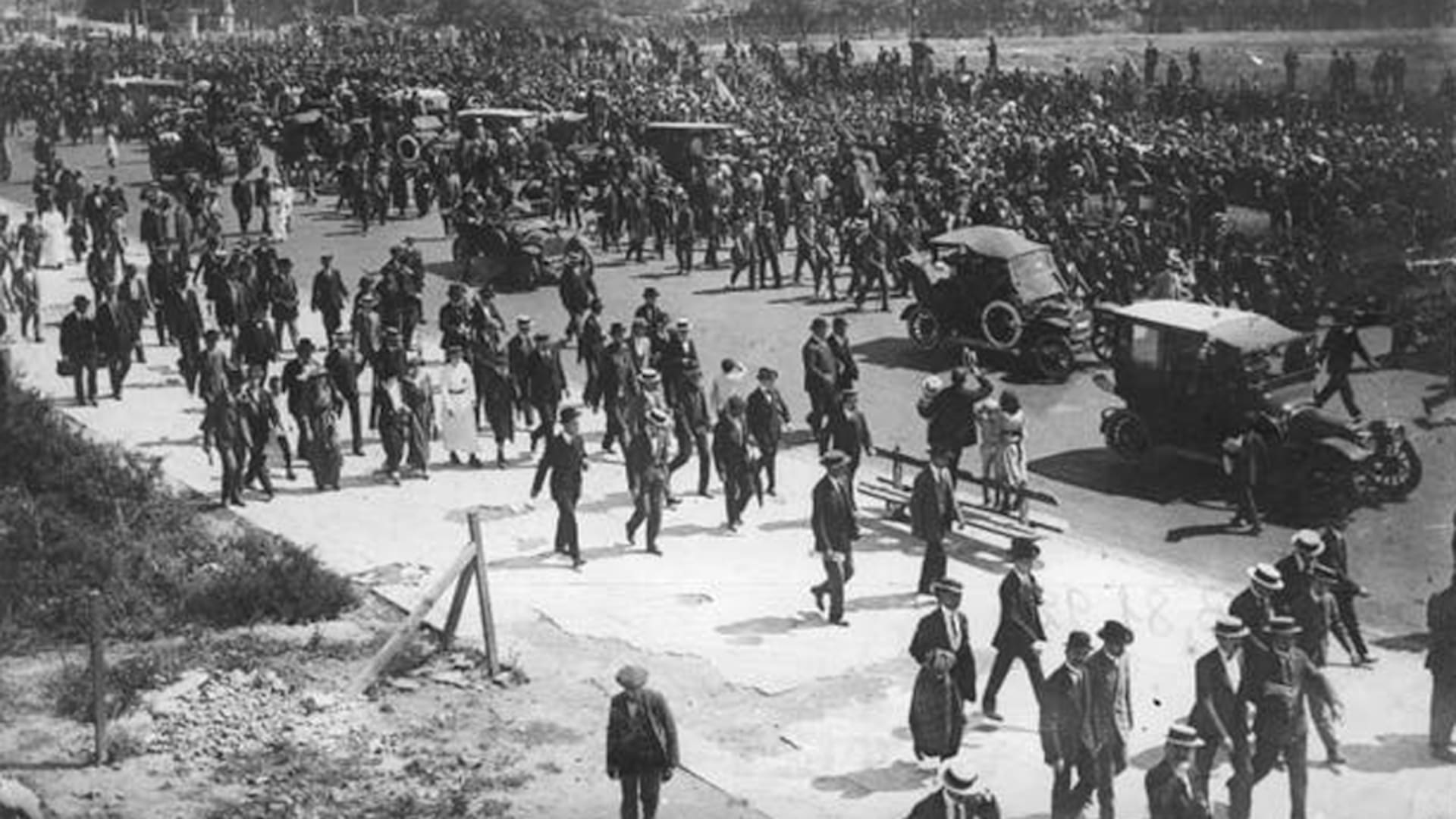 Por avenida Alvear, hoy Libertador, la multitud acompañó al cortejo que se trasladó desde Palermo hasta el Cementerio de la Recoleta.
