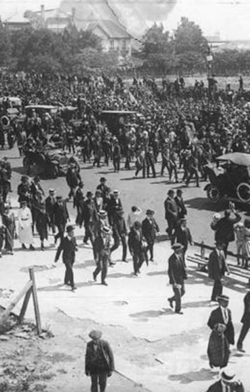 Por avenida Alvear, hoy Libertador, la multitud acompañó al cortejo que se trasladó desde Palermo hasta el Cementerio de la Recoleta.