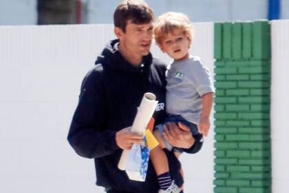 Por Beverly Hills. Ashton junto a su hijo Dimitri salieron juntos a hacer algunos mandados